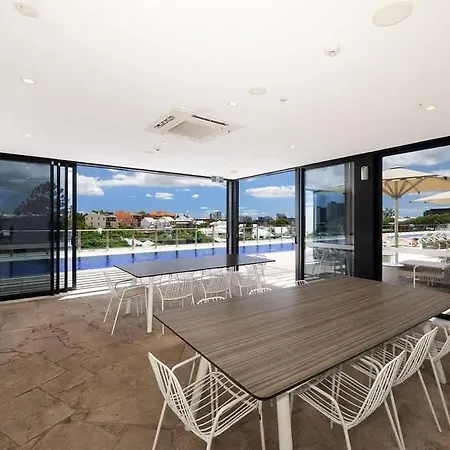 Bright Cbd 2 Bedroom Resort-style Escape Apartment
