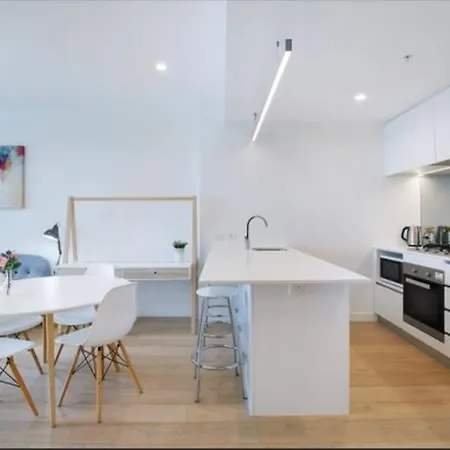 Bright Cbd 2 Bedroom Resort-style Escape Brisbane
