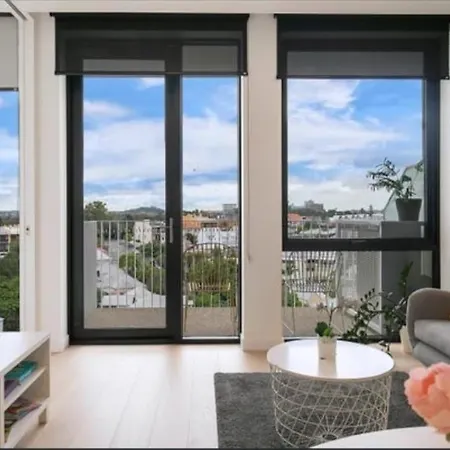 Bright Cbd 2 Bedroom Resort-style Escape * Brisbane