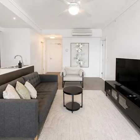 Apartment Spacious 2br With Pool & Parking Near St