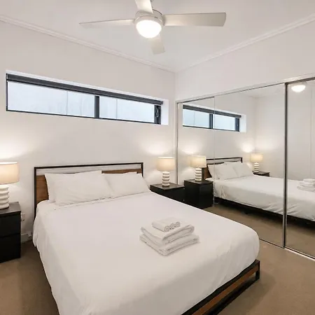 Spacious 2br With Pool & Parking Near St Apartment