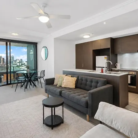 Spacious 2br With Pool & Parking Near St * Brisbane