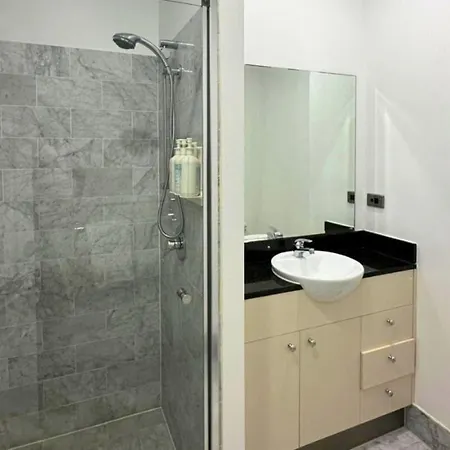 Luxury 2 Bedroom Retreat With Pool And Gym Access Apartment *