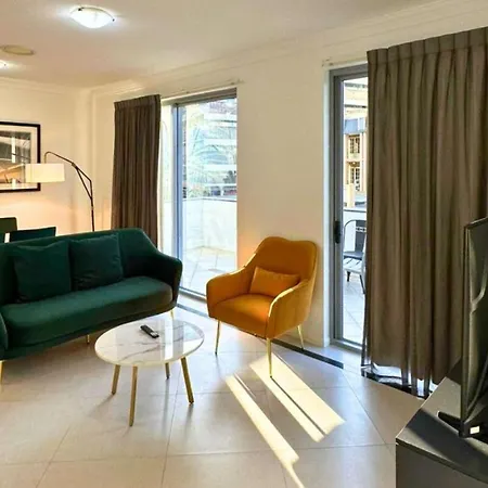 Luxury 2 Bedroom Retreat With Pool And Gym Access Apartment *