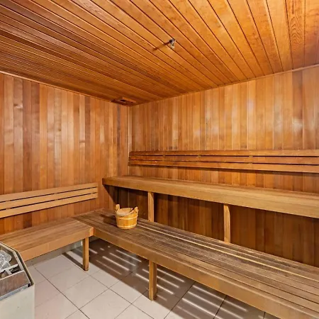 Apartment Luxury 2 Bedroom Retreat With Pool And Gym Access *