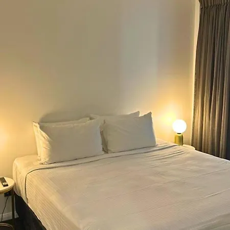 Apartment Luxury 2 Bedroom Retreat With Pool And Gym Access *