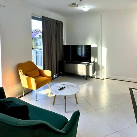 Luxury 2 Bedroom Retreat With Pool And Gym Access *