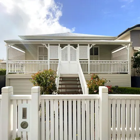 Holiday home 4bdr Queenslander With Pool Near Manly Esplanade