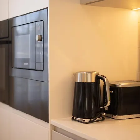 Brand-new 4br Luxury Living Near Airport And Mall Holiday home
