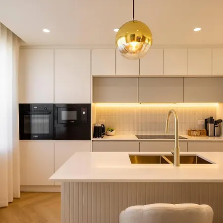Brand-new 4br Luxury Living Near Airport And Mall