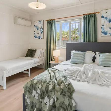 Holiday home Budget Friendly For 7 Two Minutes Walk To Train Brisbane