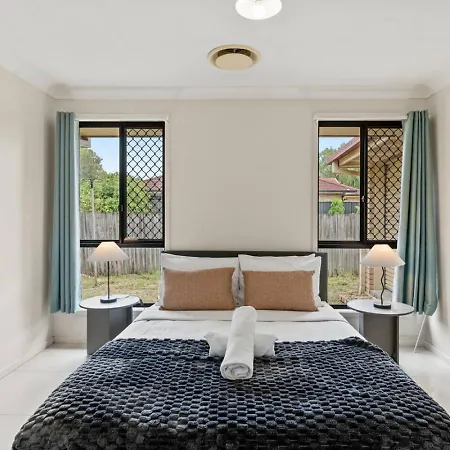 Affordable 4 Bedroom 2 Bathroom Family With Air Conditioning *