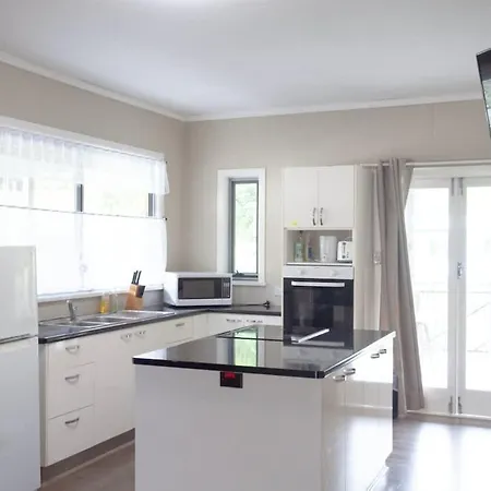 4 Bedroom House In Salisbury Holiday home *