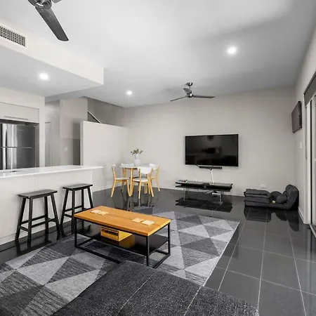 Spacious 3 Bedroom Townhouse In Prime Location! Holiday home Brisbane