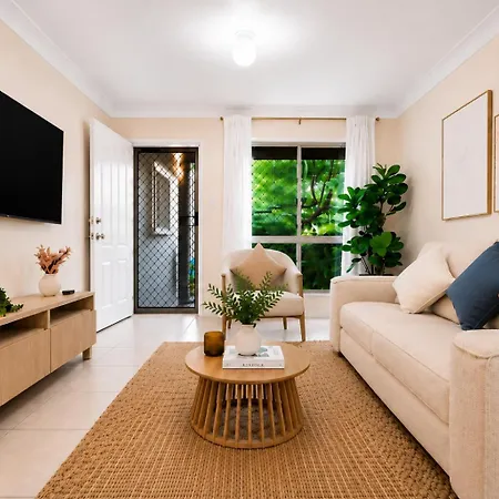2-storey 3br Haven - Sleeps 8 - Free Parking & Gym Brisbane