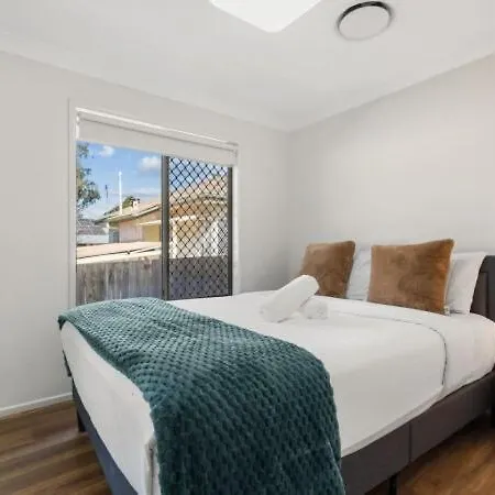Pet Friendly &amazing Location 4 Bedroom House * Brisbane
