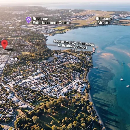 2-storey 3br Haven - Sleeps 8 - Free Parking & Gym Holiday home Brisbane