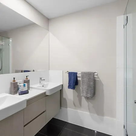 Holiday home Spacious 3 Bedroom Townhouse In Prime Location!
