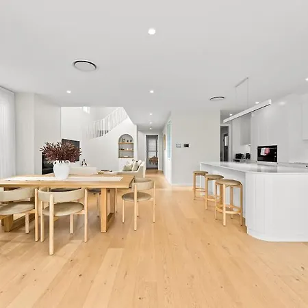 Luxury Grecian With Magnesium Pool And Bbq Holiday home Brisbane