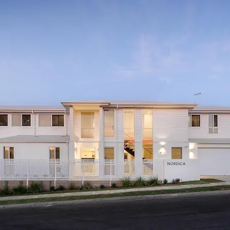 Nordica Luxury Bayside Retreat Wynnum Sleeps 10 Holiday home