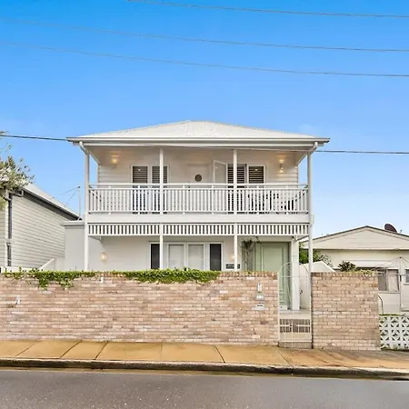 Holiday home Luxury Grecian With Magnesium Pool And Bbq Brisbane