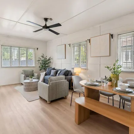 Budget Friendly For 7 Two Minutes Walk To Train Brisbane