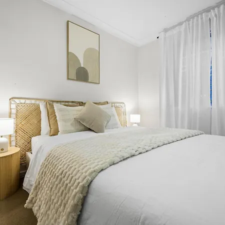 2-storey 3br Haven - Sleeps 8 - Free Parking & Gym *