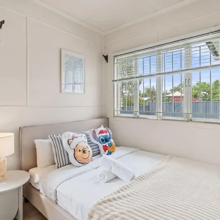 Budget Friendly For 7 Two Minutes Walk To Train Holiday home *