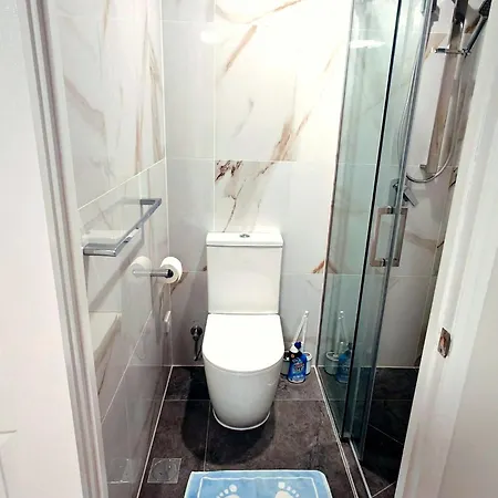 The On Morden - Private Ensuite 3*