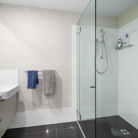 Spacious 3 Bedroom Townhouse In Prime Location! Holiday home *