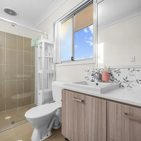 Holiday home 2-storey 3br Haven - Sleeps 8 - Free Parking & Gym Brisbane
