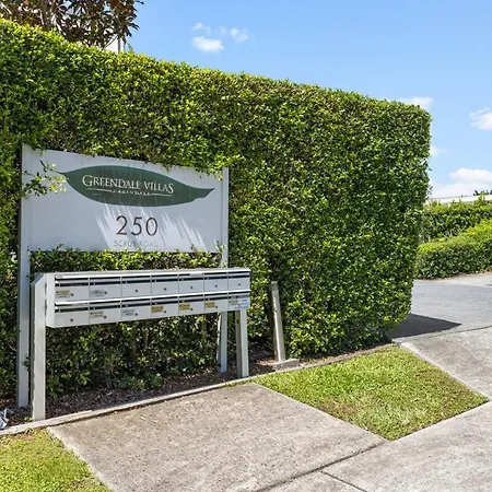 Holiday home Spacious 3 Bedroom Townhouse In Prime Location! *