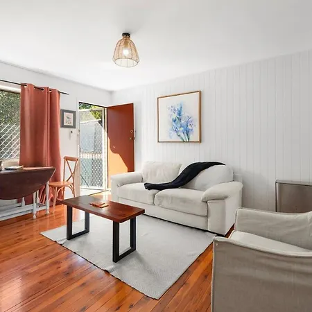 Beautiful 2 Bedroom Unit In Prime Location! Brisbane