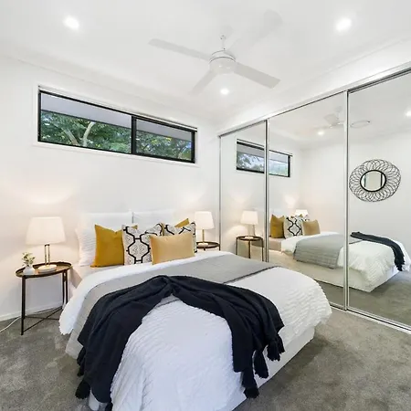 Calm & Cosy Bulimba Townhome Retreat Holiday home *