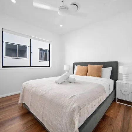 Comfortable 4 Bedroom Family With 3 Bathrooms And Air Conditioning Holiday home Brisbane