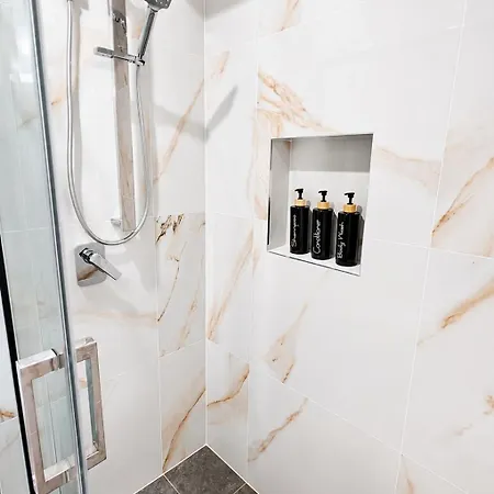 The On Morden - Private Ensuite Guest house