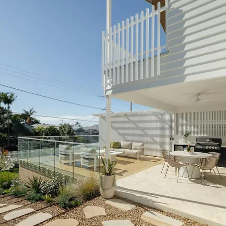 Nordica Luxury Bayside Retreat Wynnum Sleeps 10 Holiday home