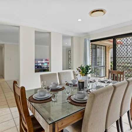 Affordable 4 Bedroom 2 Bathroom Family With Air Conditioning *