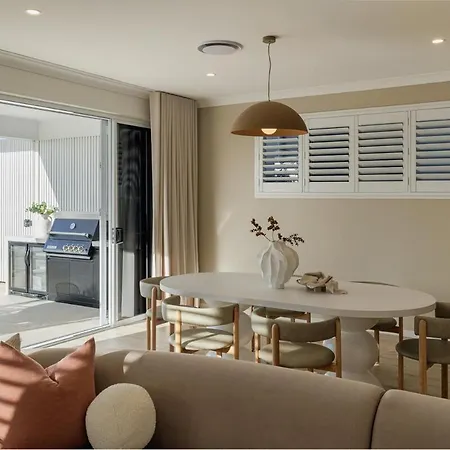 Nordica Luxury Bayside Retreat Wynnum Sleeps 10 Holiday home