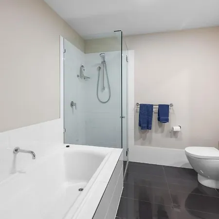 Spacious 3 Bedroom Townhouse In Prime Location! Holiday home *
