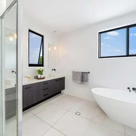 Calm & Cosy Bulimba Townhome Retreat