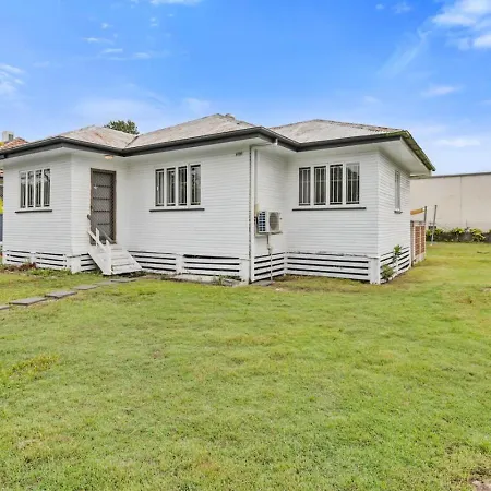 Budget Friendly For 7 Two Minutes Walk To Train Holiday home