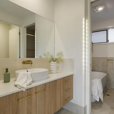 Nordica Luxury Bayside Retreat Wynnum Sleeps 10 Holiday home