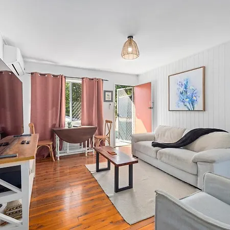 Beautiful 2 Bedroom Unit In Prime Location! Brisbane