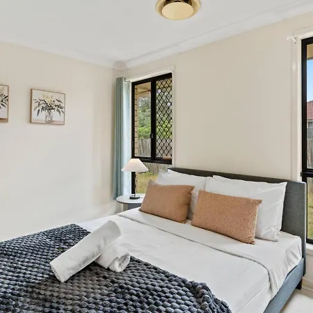 Affordable 4 Bedroom 2 Bathroom Family With Air Conditioning Holiday home Brisbane