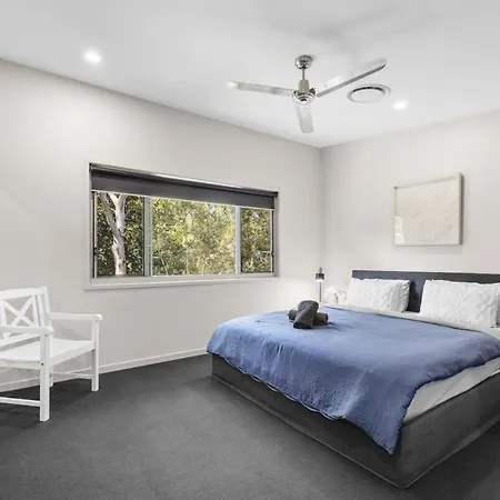 Spacious 3 Bedroom Townhouse In Prime Location! Holiday home