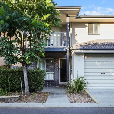2-storey 3br Haven - Sleeps 8 - Free Parking & Gym Holiday home Brisbane