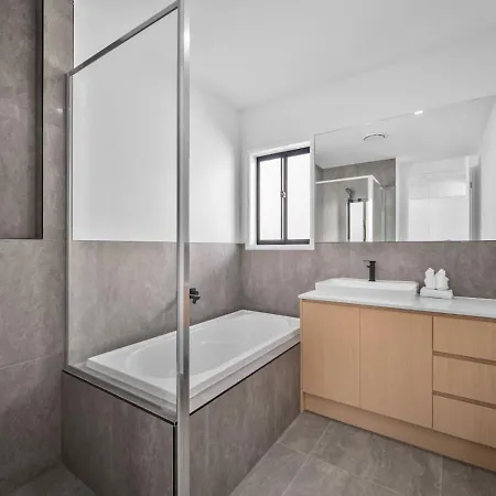 Comfortable 4 Bedroom Family With 3 Bathrooms And Air Conditioning Brisbane