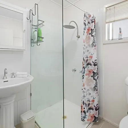 Beautiful 2 Bedroom Unit In Prime Location! *