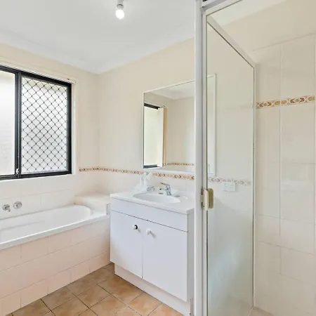 Affordable 4 Bedroom 2 Bathroom Family With Air Conditioning Holiday home Brisbane